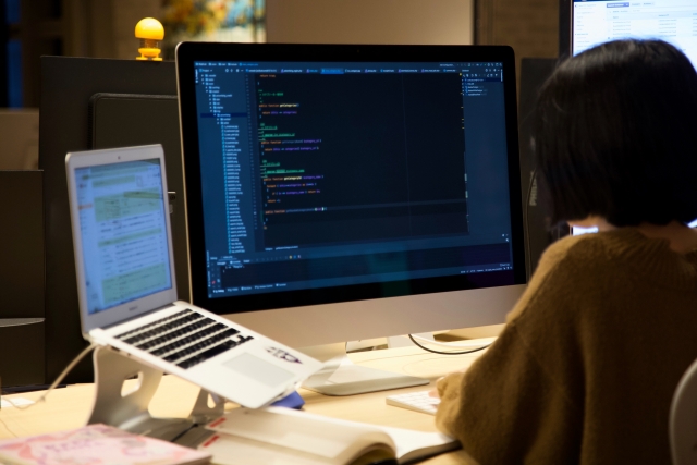 コードを確認しながら実装するエンジニア